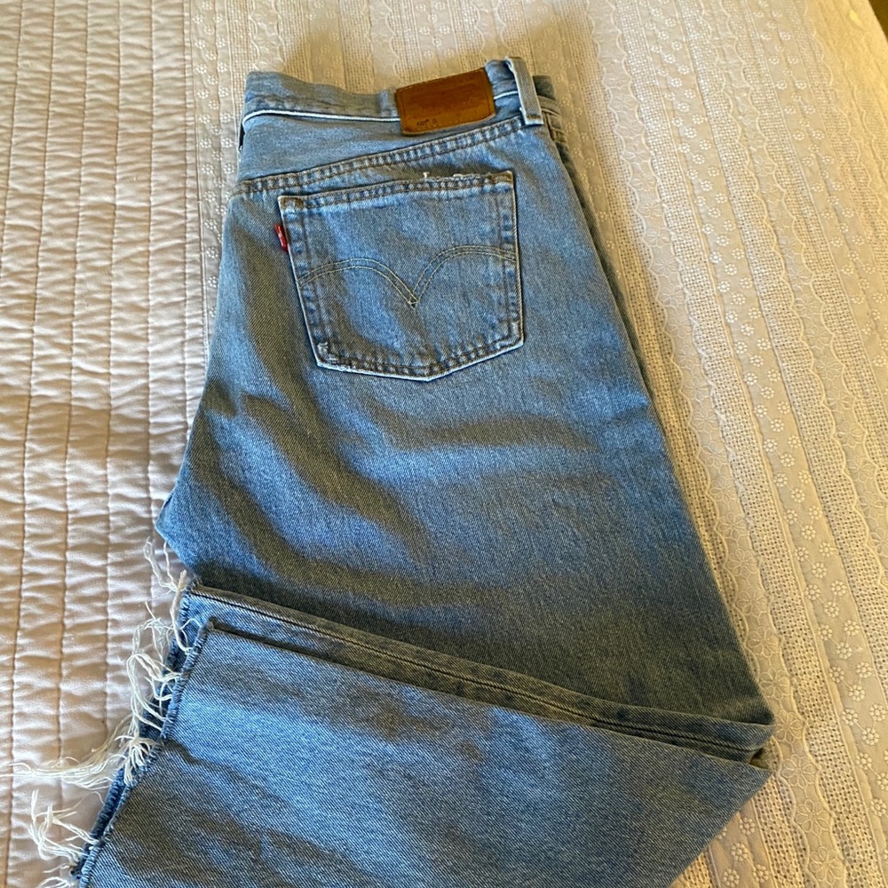 Levi’s 501 distressed jeans.100% cotton.